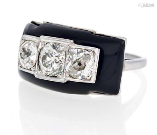 DIAMANT-ONYX-RING. Frankreich, um 1920/30. Platin, Gesamtgewicht: 7,0g. EU-RM: 53. 3 Altschliff-