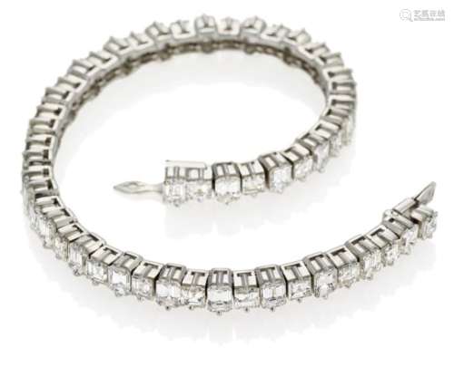 DIAMANT-ARMBAND. Frankreich, um 1970/80. 950/- Platin, Punze, Gesamtgewicht: 33,0g. L.ca. 17,5cm. 26