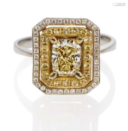 DIAMANT-SAPHIR-RING. Deutschland, um 1980/90. 585/- Weiß-/Gelbgold, Gesamtgewicht: 4,0g. EU-RM: