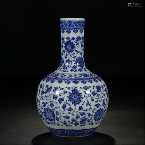 CHINESE PORCELAIN BLUE AND WHITE FLOWER VASE