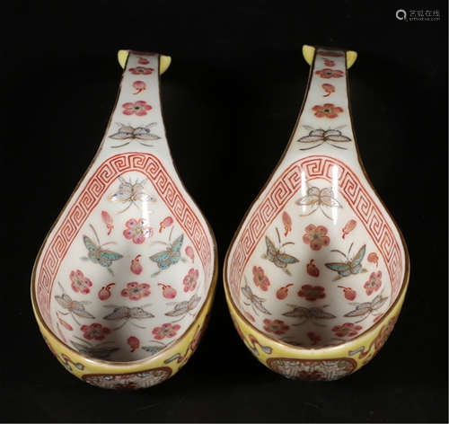 PAIR OF CHINESE PORCELAIN FAMILLE ROSE BUTTERFLY SPOONS