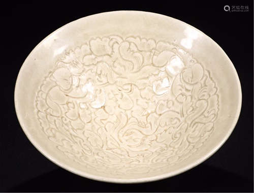 CHINESE PORCELAIN DING WARE ENGRAVED FLOWER PLATE