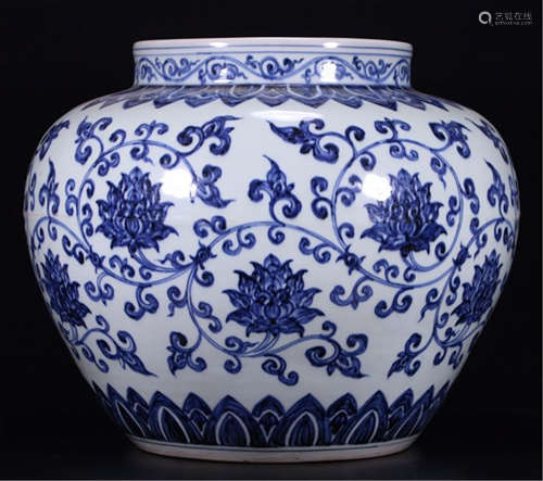 CHINESE PORCELAIN BLUE AND WHITE FLOWER JAR