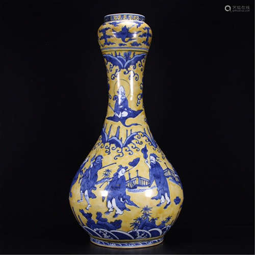 CHINESE PORCELAIN YELLOW GROUND BLUE PAINTED FIGURES VASE