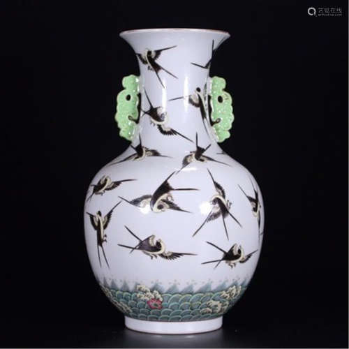 CHINESE PORCELAIN WUCAI SPARROW HANDLED VASE