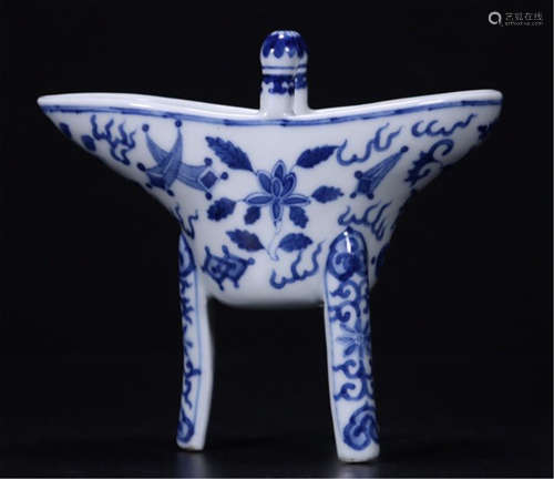 CHINESE PORCELAIN BLUE AND WHITE FLOWER JUE CUP