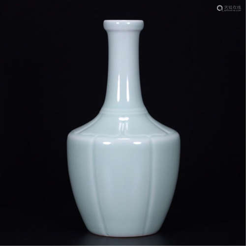 CHINESE PORCELAIN BLUE GLAZE VASE