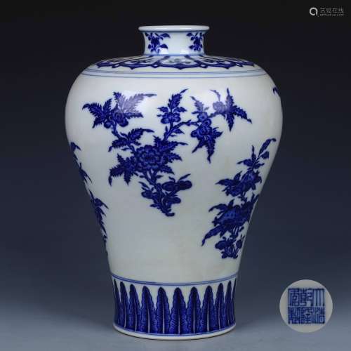 A Chinese Blue and White Porcelain Vase