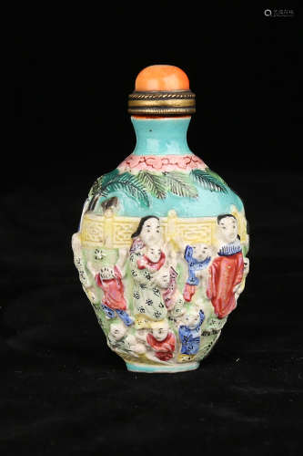 A Chinese Famille-Rose Porcelain Snuff Bottle