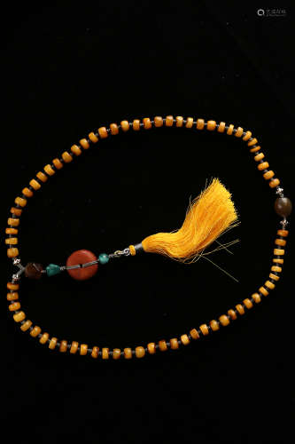 A Chinese Amber Necklace