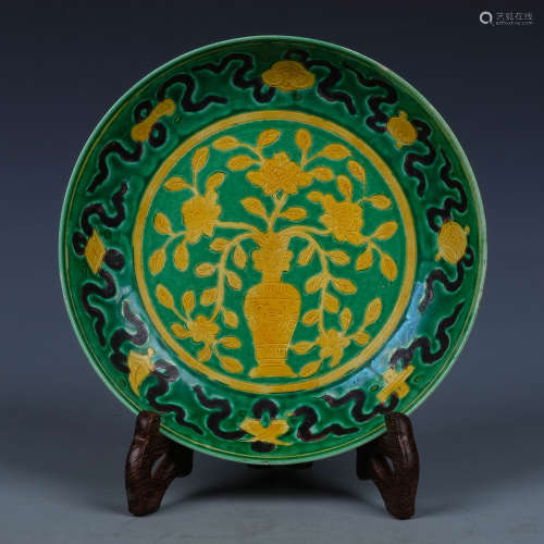 A Chinese Green and Yellow Glazed Porcelain Plate