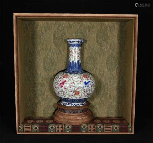 A Chinese Enamel Glazed Porcelain Vase