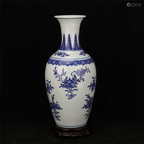 A Chinese Blue and White Porcelain Vase