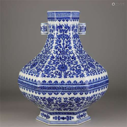 A Chinese Blue and White Porcelain Vase