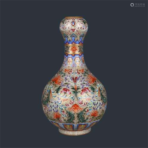 A Chinese Enamel Glazed Porcelain Vase