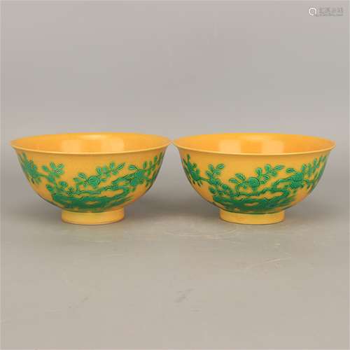 A Pair of Chinese Yellow Ground San-Cai Glazed Porcelain Bowls