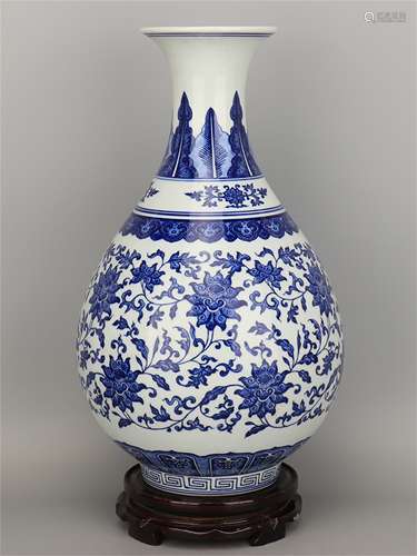 A Chinese Blue and White Porcelain Vase