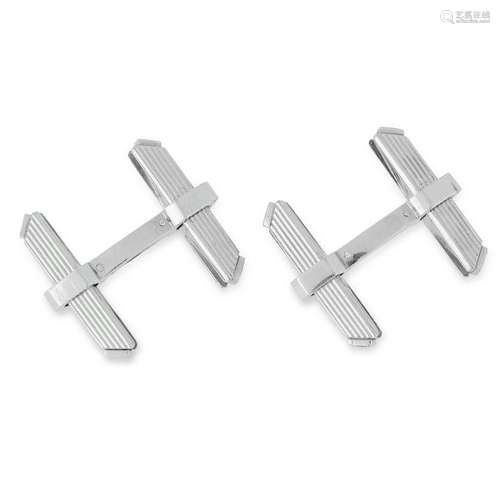 A PAIR OF DIAMOND CUFFLINKS the textured batons set