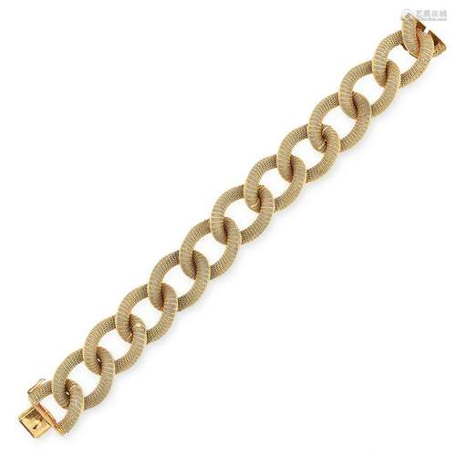 A VINTAGE FANCY LINK GOLD BRACELET comprising of woven