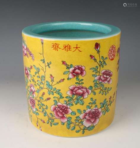 FAMILLE JAUNE BRUSH POT