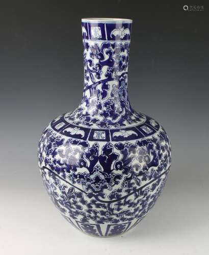 BULBOUS BLUE & WHITE VASE