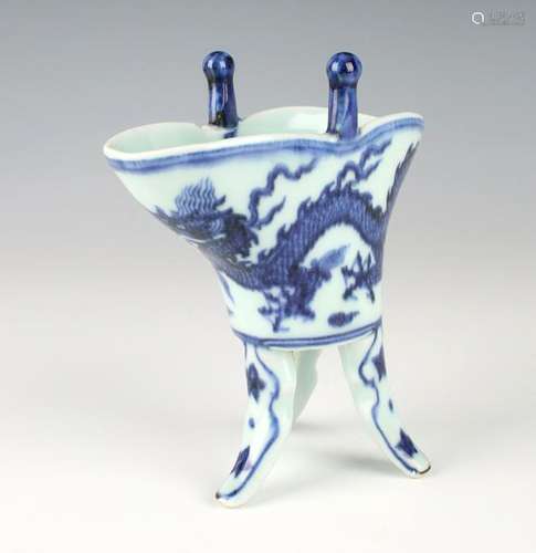 BLUE & WHITE TRIPOD WINE CUP