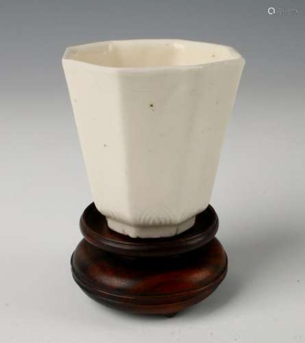 SMALL OCTAGONAL CUP ON STAND