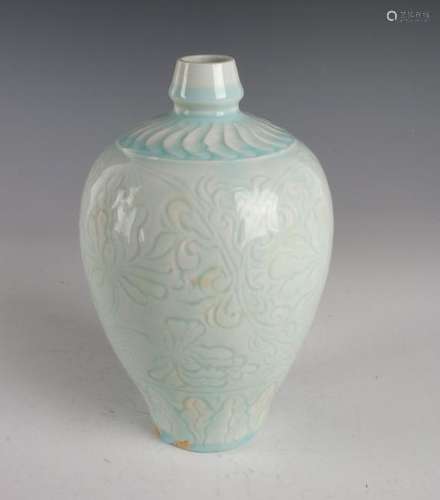 SMALL PORCELAIN CELADON VASE