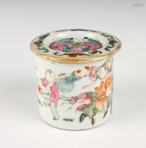 SMALL PORCELAIN LIDDED BOX