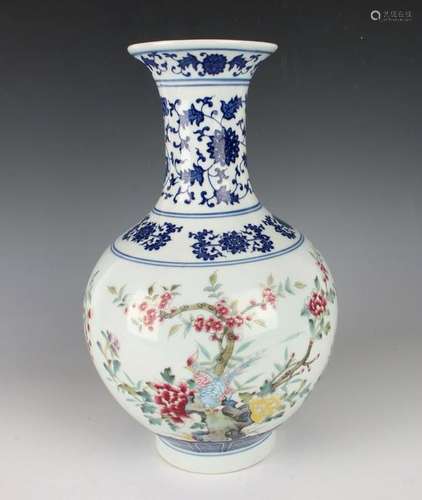 BLUE & WHITE BULBOUS FLOWER VASE