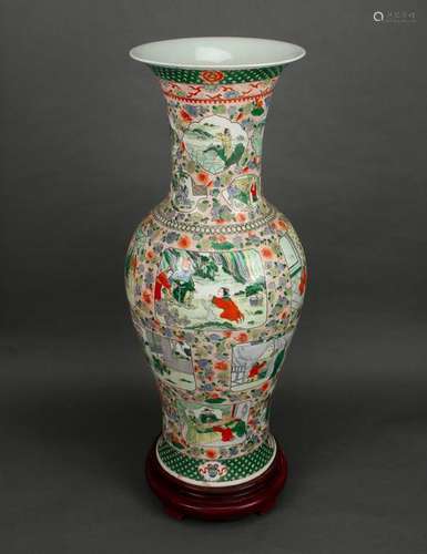 LARGE FAMILLE VERTE PALACE VASE