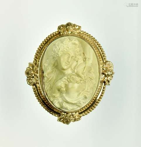 Oval carved stone cameo in YGF frame