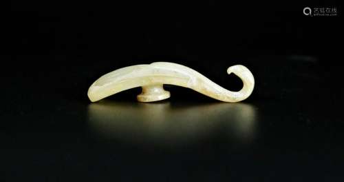 A white jade carved peafowl buckle