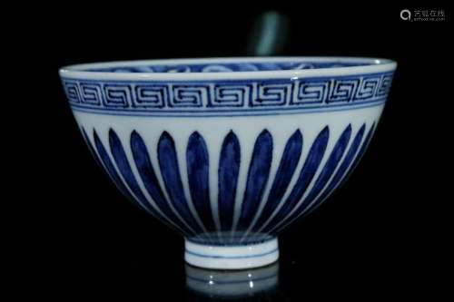 A blue and white 'flower' bowl