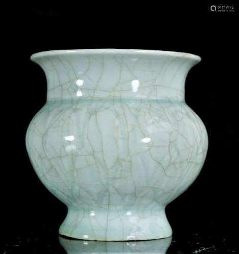 A Chinese gray glaze jar