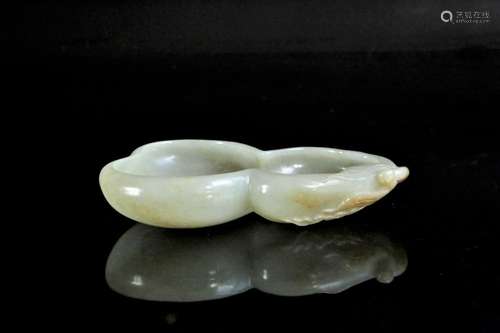 A gourd-shaped white jade washing