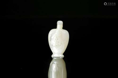 A carved shell  snuff bottle