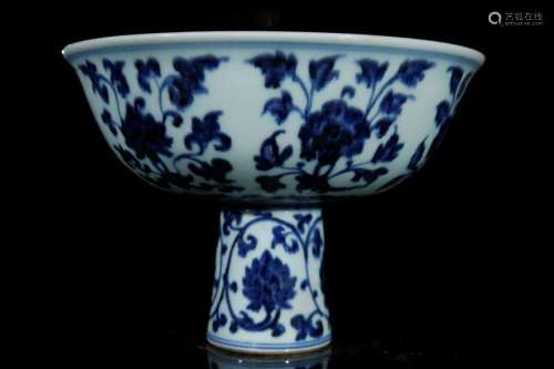 A blue and white 'flower' bowl