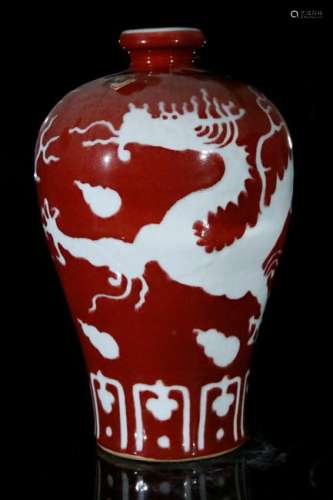 A red glaze 'dragon' vase