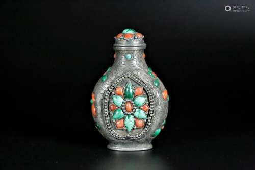 A silver snuff bottle inlaid whith gems