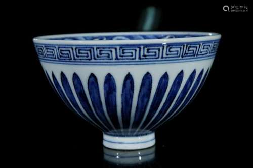 A blue and white 'flower' bowl