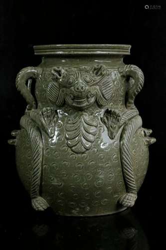 A gray glaze lion jar