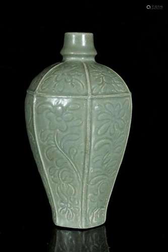 A longquan 'flowers' vase