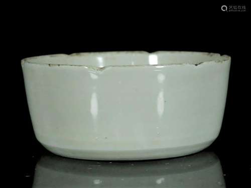 A white glaze engraved flat bowl