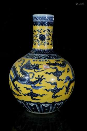 A yellow glaze blue and white 'dragon' vase