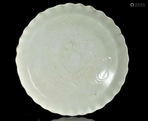 A dingyao ripple edge carved flowers disc