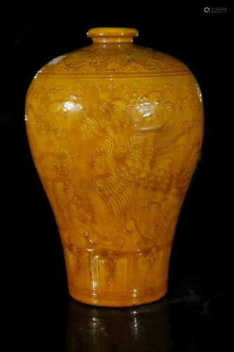 A yellow glaze 'phoenix and flower' vase