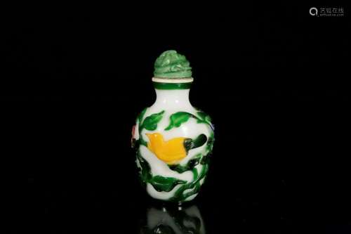A four-color overlay white glass snuff bottle