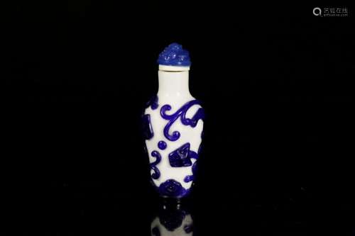 A blue overlay white glass snuff bottle
