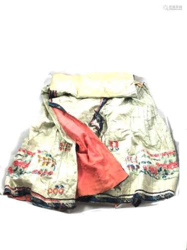 Chine Une jupe plissée en soie, tissée de rinceaux…